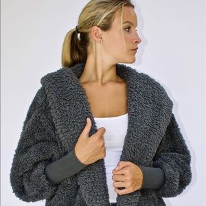 NWOT Nordic Beach Grey Sherpa Body Wrap